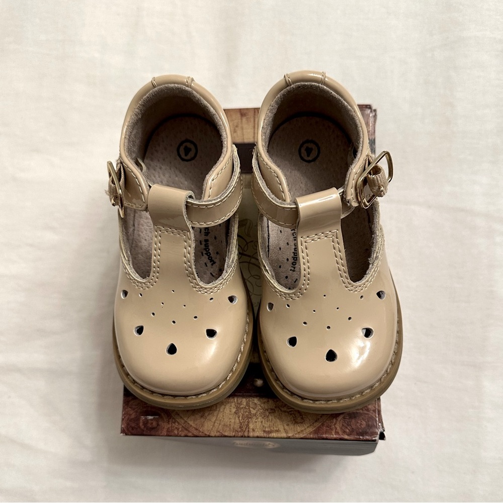 Footmates Harper size 4 in Newport Nude Patent Leather